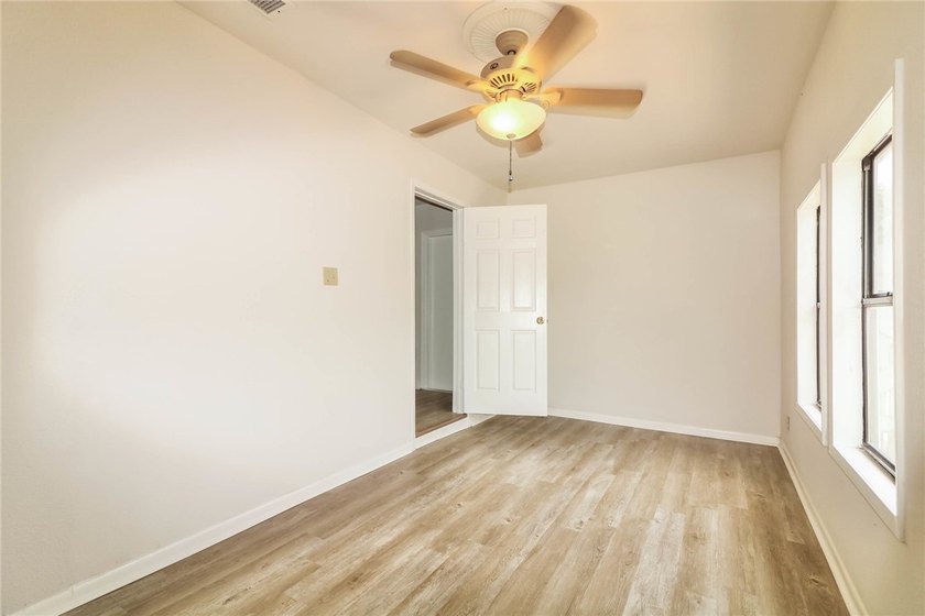 1502 Austin St is a 1-story Portland detached home built in 1956 - photo 8