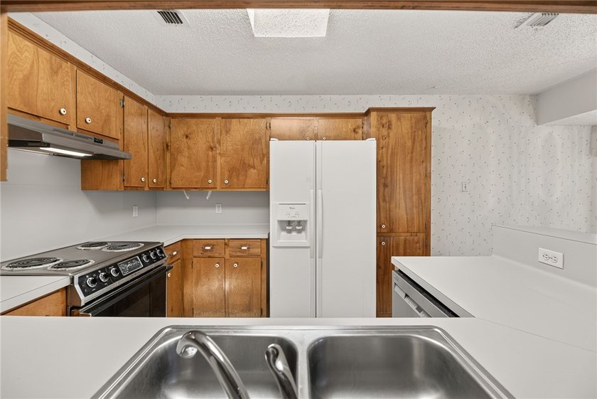 Investment Opportunity! This 3-bedroom, 2-bathroom southside - photo 9