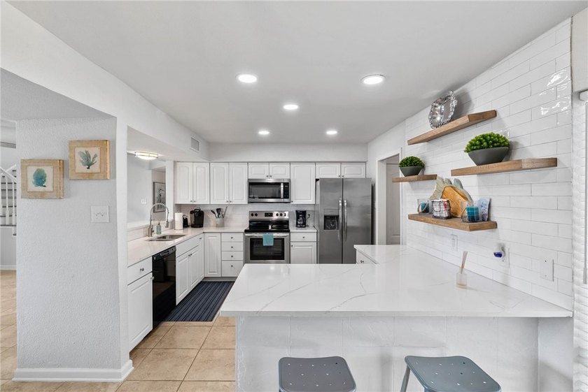 Priced to sell! Experience waterfront living in this beautifully - photo 4