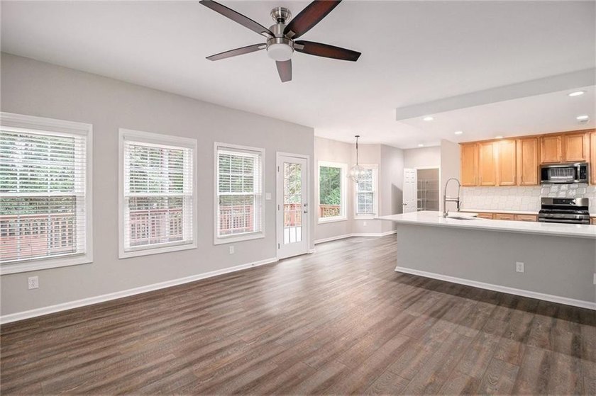 Stunning stucco home in the highly sought-after Summer Grove - photo 4