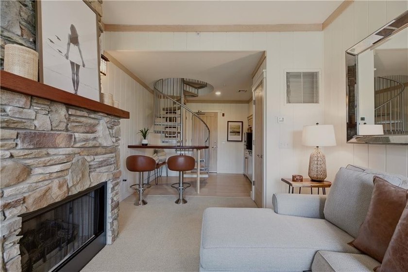 One-of-a-kind pied-a terre overlooking Narragansett Bay and the - photo 11