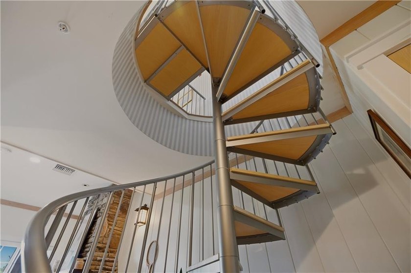 One-of-a-kind pied-a terre overlooking Narragansett Bay and the - photo 18