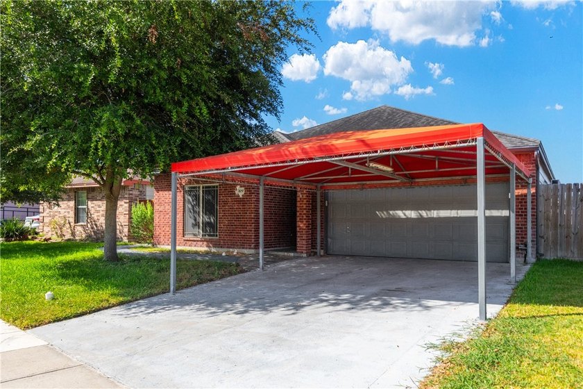 Welcome to this beautifully maintained 3-bedroom, 2-bath home - photo 4