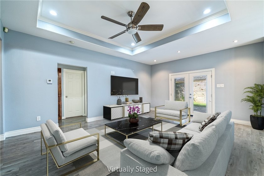 Welcome to this beautifully maintained 3-bedroom, 2-bath home - photo 9