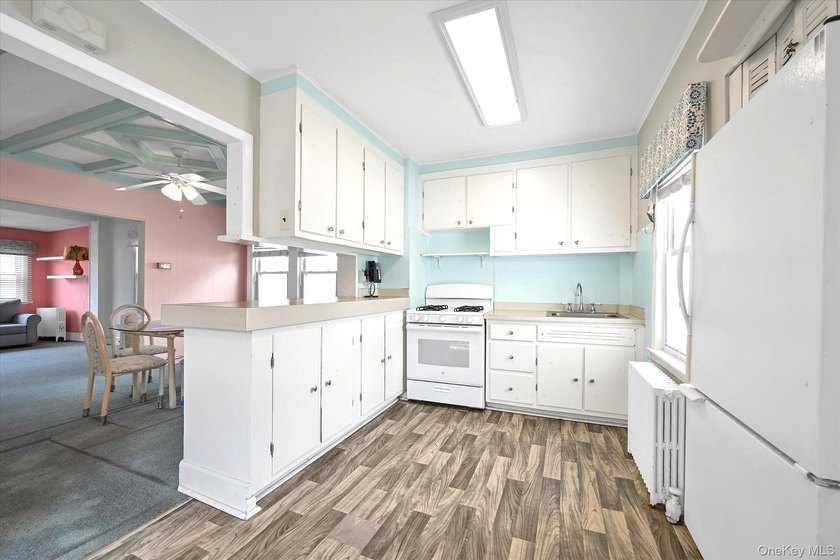 Detached starter colonial in prime North Flushing, this - photo 6