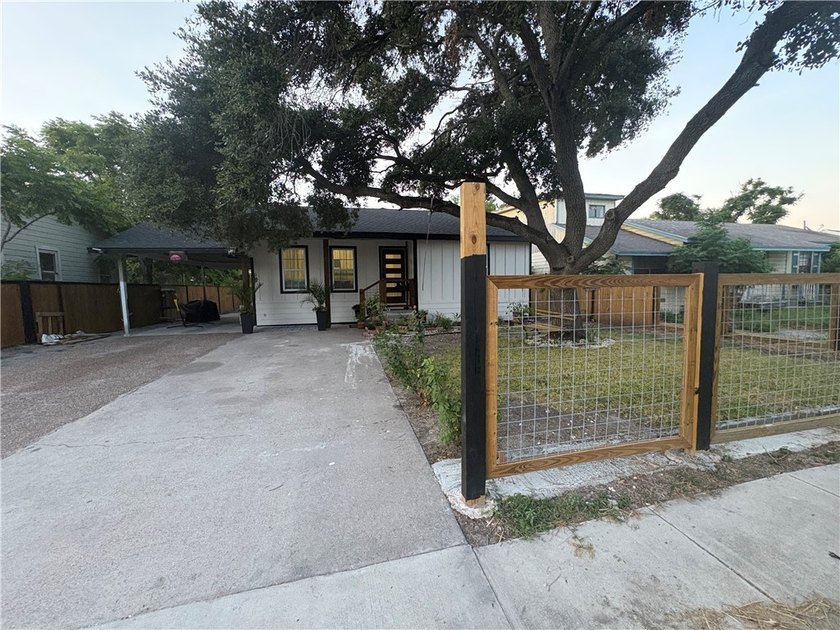 Welcome home to this inviting 3-bedroom, 2-bath residence - photo 3