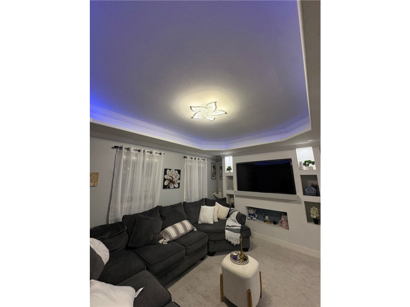 Welcome home to this inviting 3-bedroom, 2-bath residence - photo 5