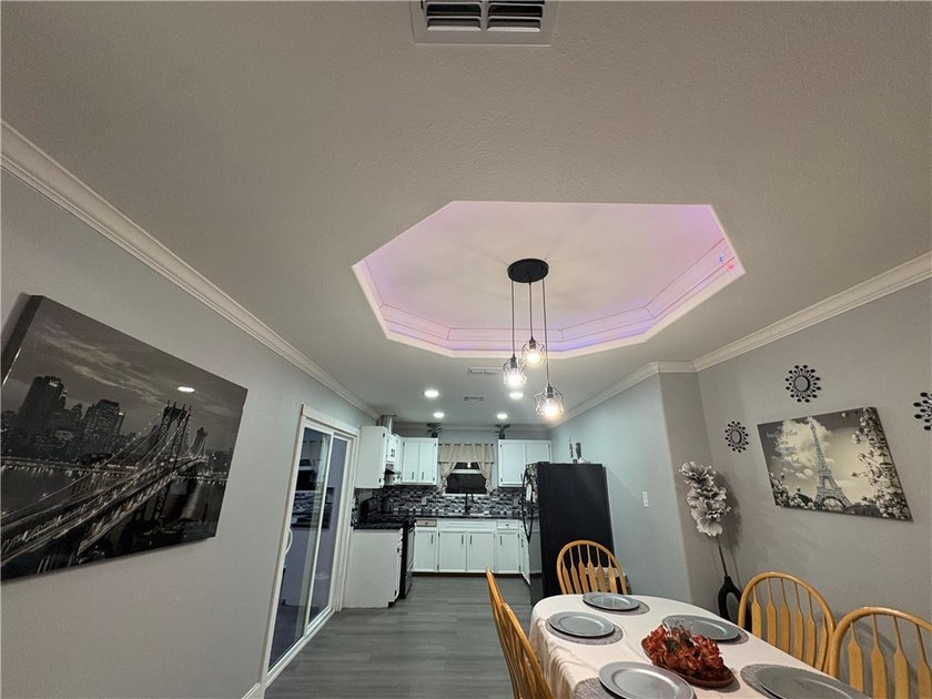 Welcome home to this inviting 3-bedroom, 2-bath residence - photo 7