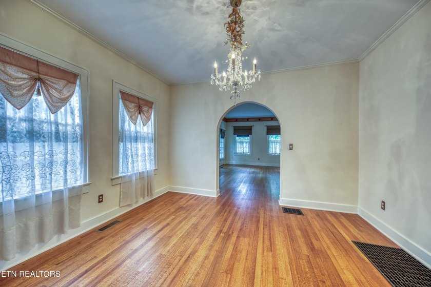 Charming 1930s English Cottage-inspired home where original - photo 11