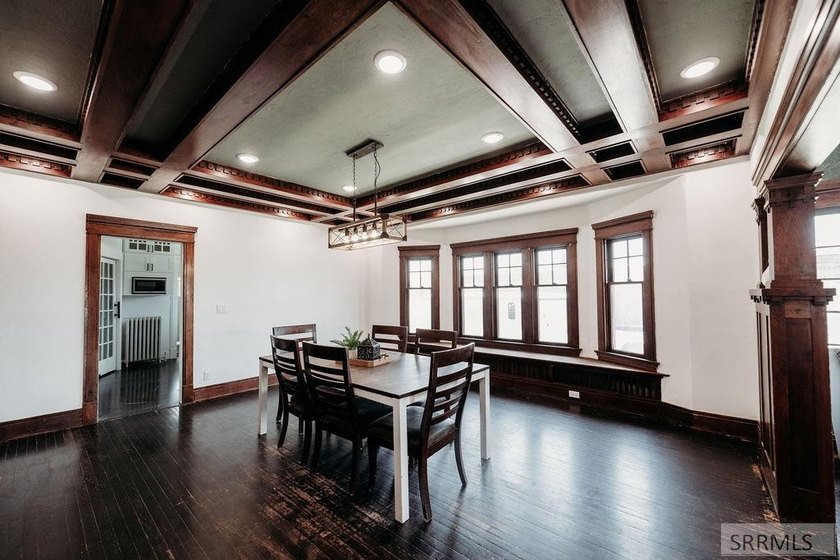 Step into timeless charm with this beautifully preserved 1910 - photo 21