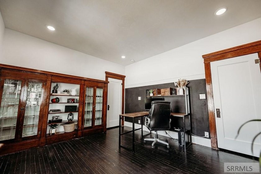 Step into timeless charm with this beautifully preserved 1910 - photo 22