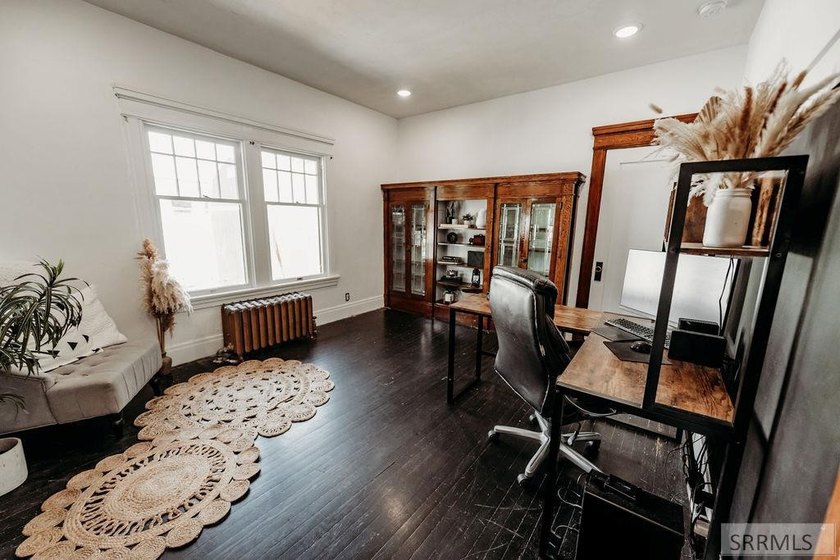 Step into timeless charm with this beautifully preserved 1910 - photo 33