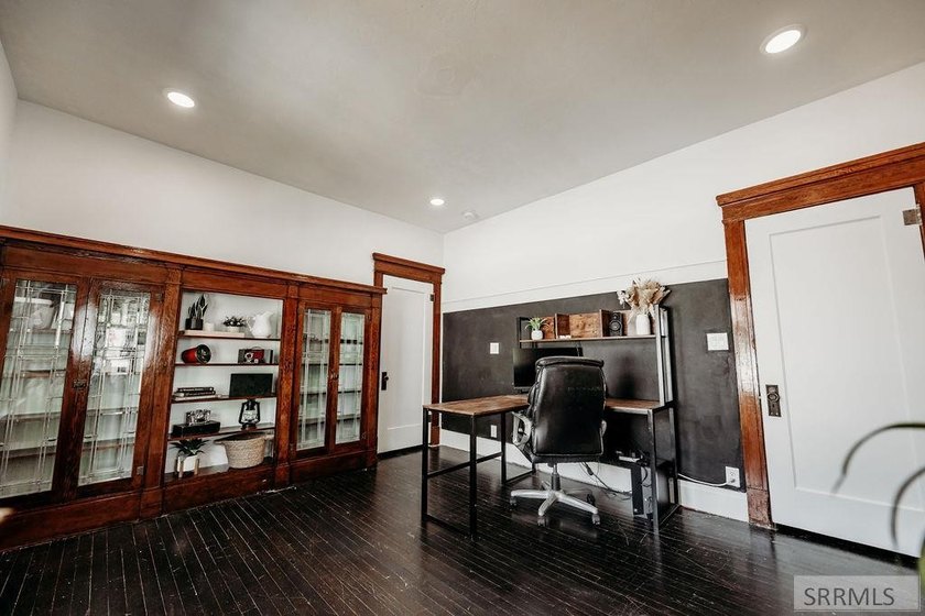 Step into timeless charm with this beautifully preserved 1910 - photo 34