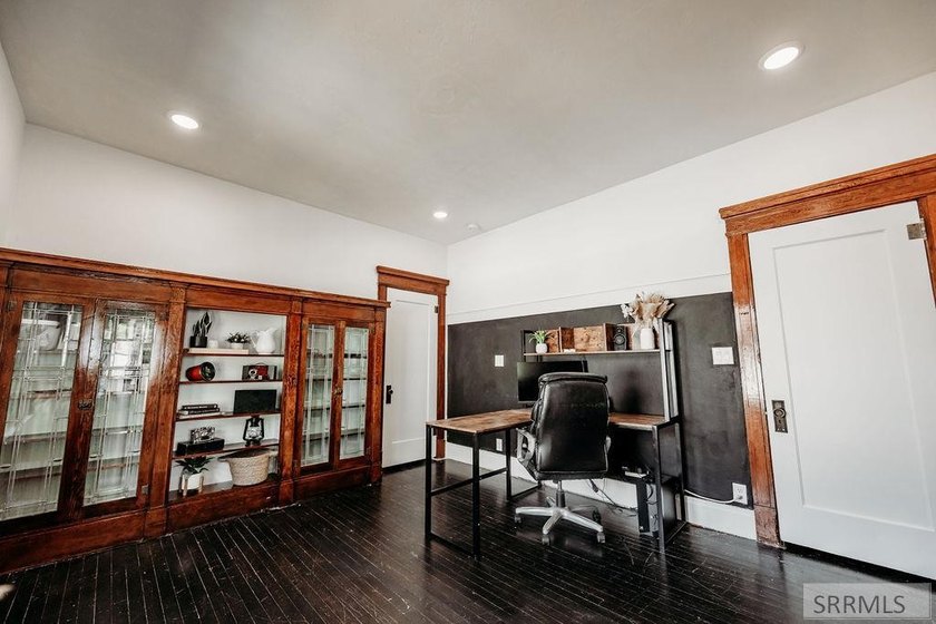 Step into timeless charm with this beautifully preserved 1910 - photo 37