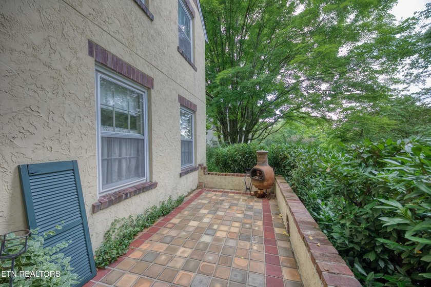 Charming 1930s English Cottage-inspired home where original - photo 42