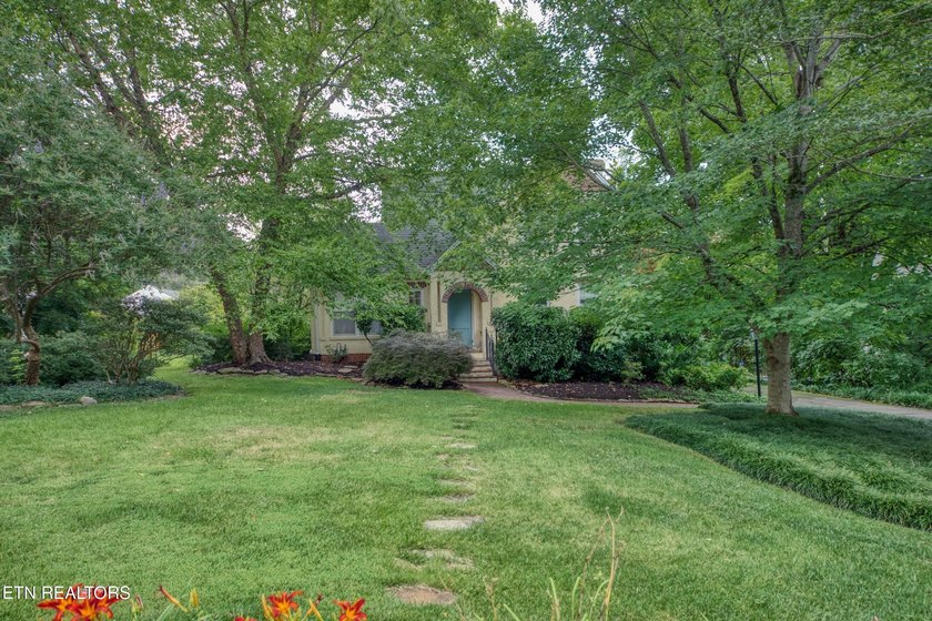 Charming 1930s English Cottage-inspired home where original - photo 45