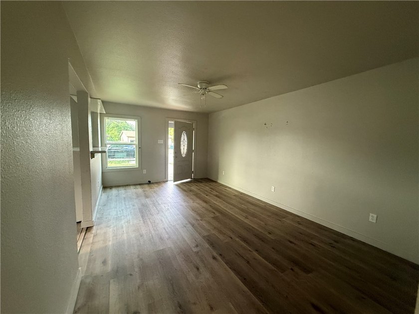 Beautifully remodeled and move-in ready, this charming 2-bedroom - photo 3