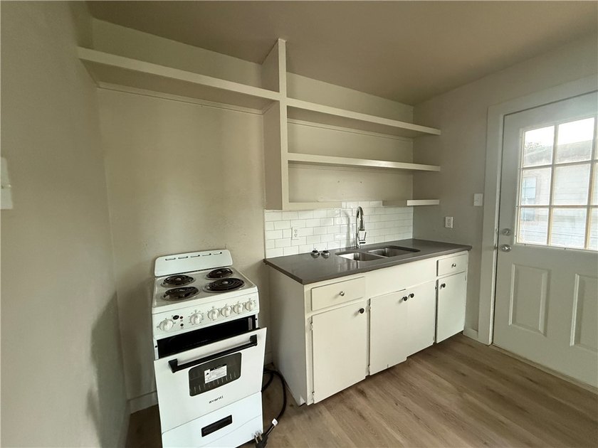 Beautifully remodeled and move-in ready, this charming 2-bedroom - photo 5