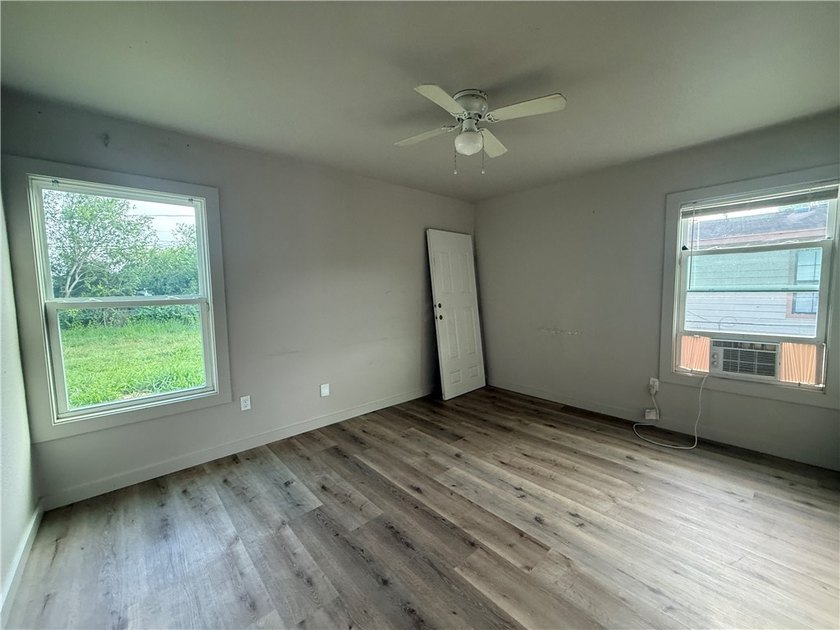 Beautifully remodeled and move-in ready, this charming 2-bedroom - photo 10