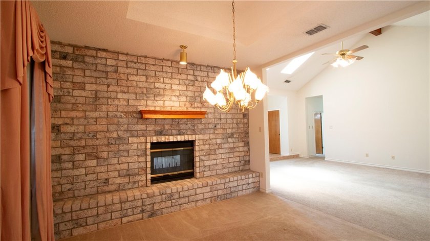 The home is ready for new owner. Spacious home with 3 car garage - photo 4
