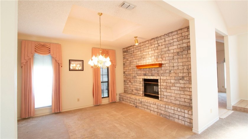 The home is ready for new owner. Spacious home with 3 car garage - photo 6