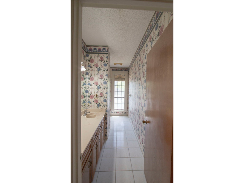 The home is ready for new owner. Spacious home with 3 car garage - photo 8