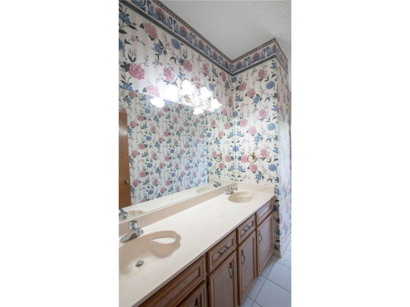 The home is ready for new owner. Spacious home with 3 car garage - photo 9