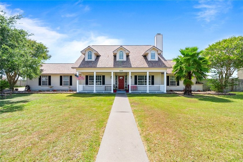 Located on a 1-acre lot in the desirable London ISD, this - photo 2