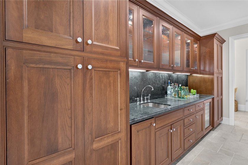 Rarely available exquisite Orchid Island golf estate with 4BR + - photo 15