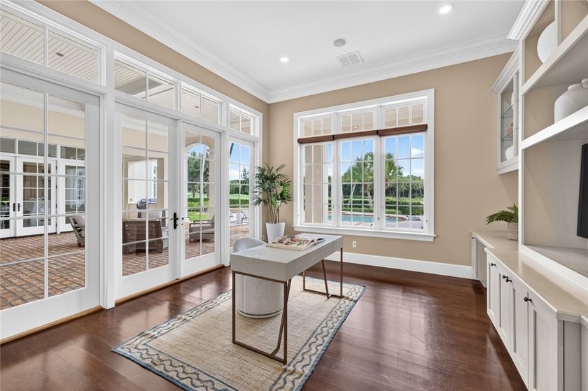 Rarely available exquisite Orchid Island golf estate with 4BR + - photo 16