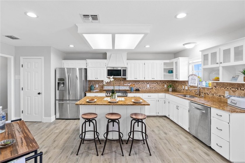 Located on a 1-acre lot in the desirable London ISD, this - photo 10