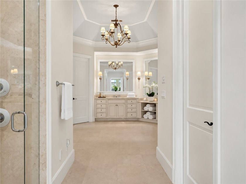 Rarely available exquisite Orchid Island golf estate with 4BR + - photo 20