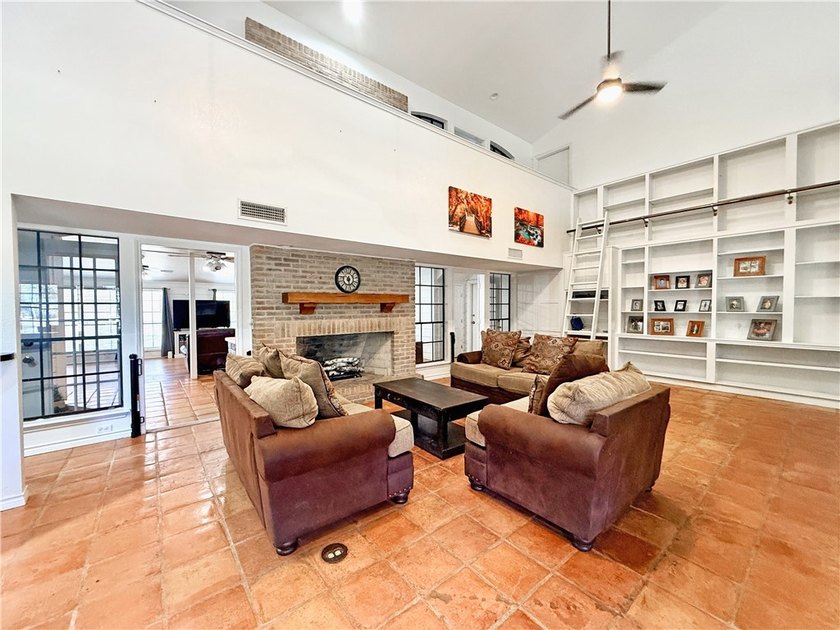 MOTIVATED SELLER! BRING AN OFFERS! This classic-style 2-story - photo 4