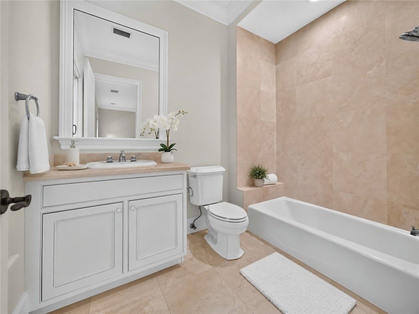 Rarely available exquisite Orchid Island golf estate with 4BR + - photo 25
