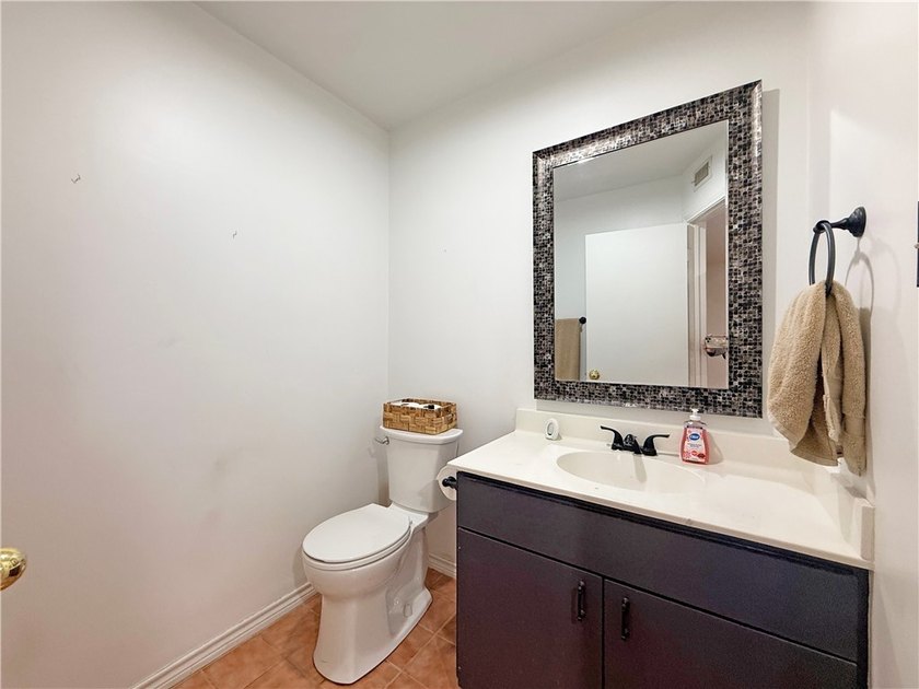 MOTIVATED SELLER! BRING AN OFFERS! This classic-style 2-story - photo 7