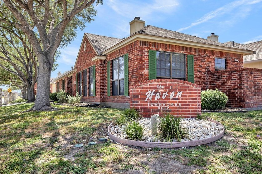 Charming Townhome in The Havens Welcome to this inviting - photo 3