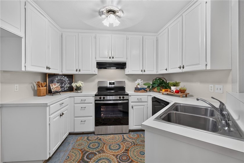 Move-in ready townhome located in the desirable The Havens - photo 10