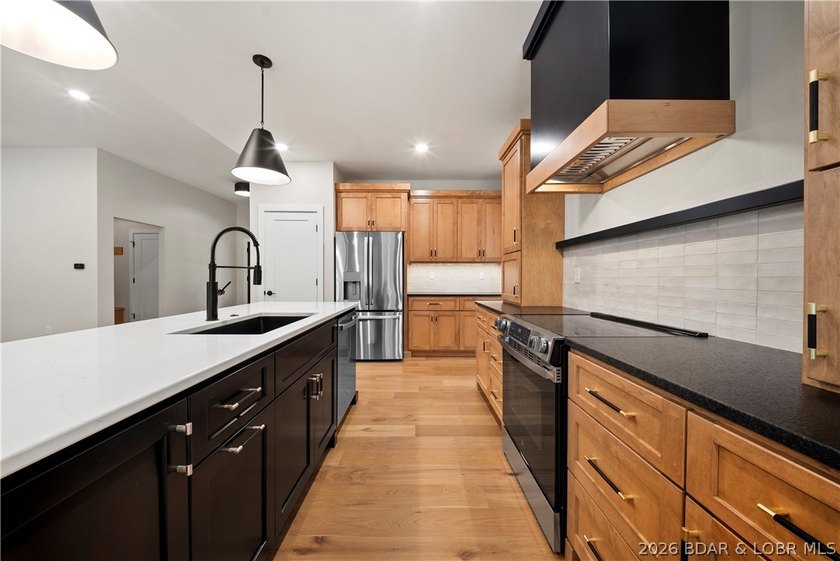 Welcome to this stunning brand-new modern construction home - photo 14