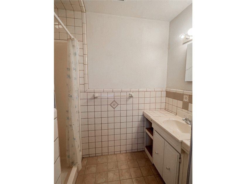 Unique investment opportunity Duplex plus bonus building on one - photo 3