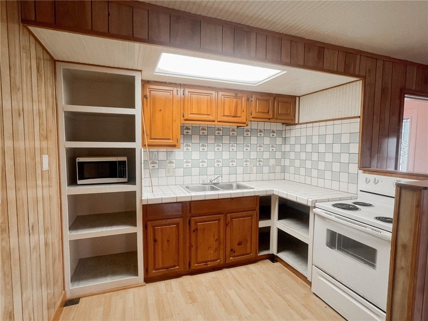 Unique investment opportunity Duplex plus bonus building on one - photo 7