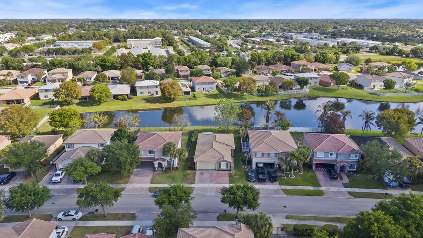 LAKESIDE Living at Its Best! Welcome to this beautifully - photo 29