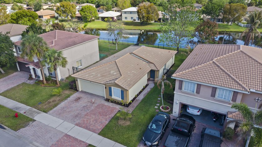 LAKESIDE Living at Its Best! Welcome to this beautifully - photo 31