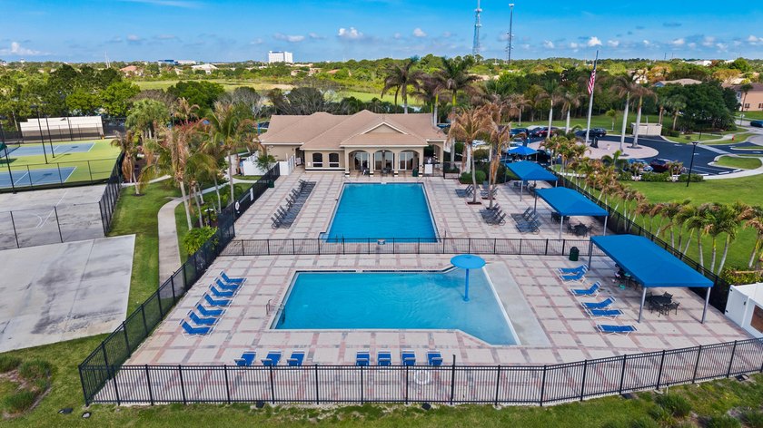 LAKESIDE Living at Its Best! Welcome to this beautifully - photo 39