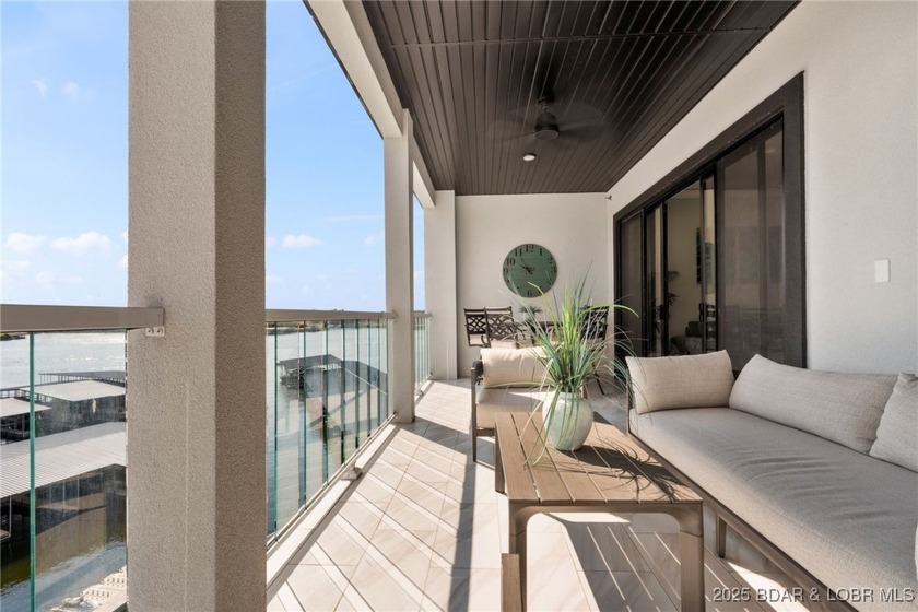 Experience lake lifestyle from the top floor of furnished 3 - photo 2