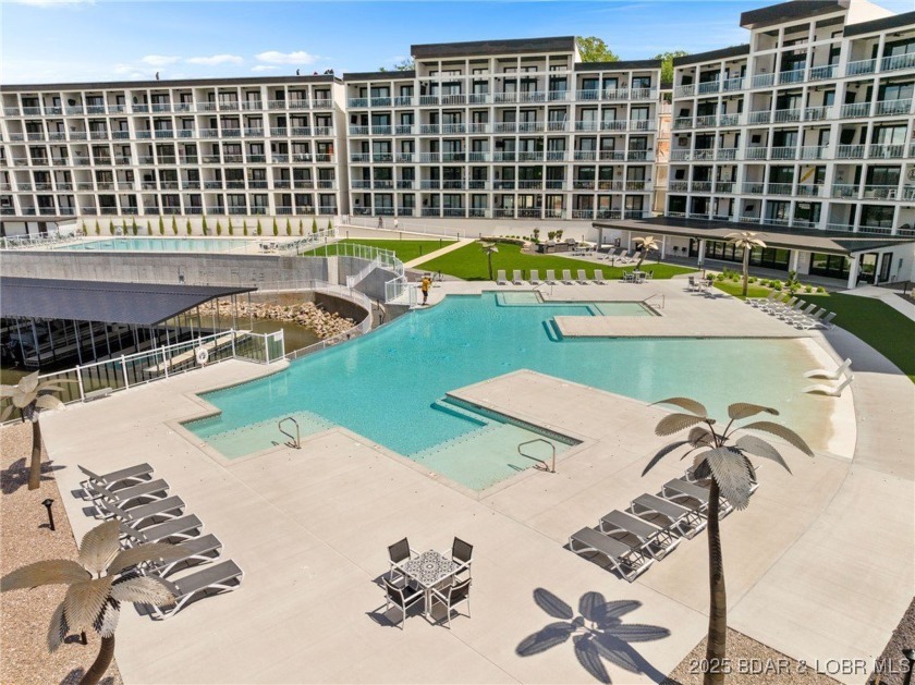 Experience lake lifestyle from the top floor of furnished 3 - photo 3