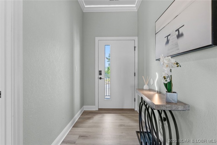 Experience lake lifestyle from the top floor of furnished 3 - photo 8