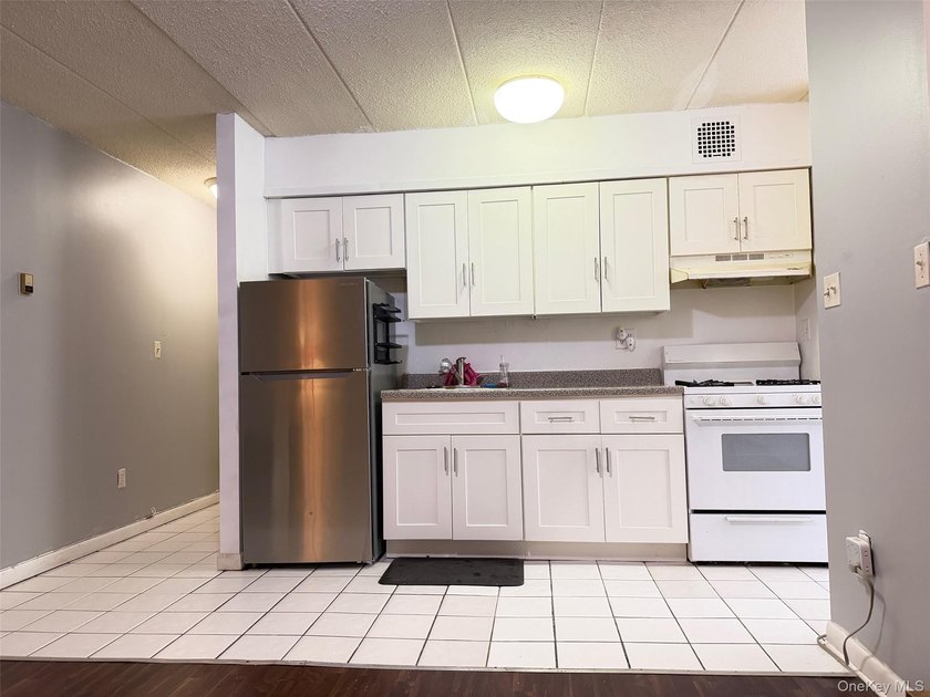 Welcome Home To This Beautiful 1 Bedroom Condo. This - photo 2