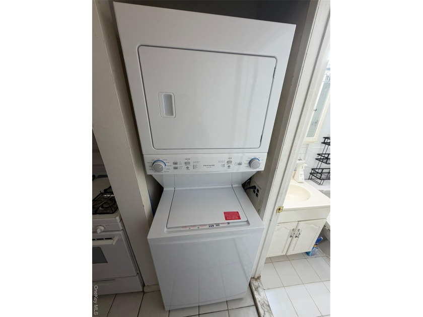 Welcome Home To This Beautiful 1 Bedroom Condo. This - photo 6