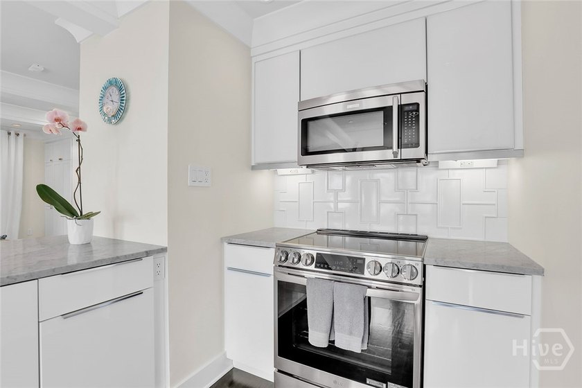 Idyllic Crawford Square frontage, an End-Unit location, modern - photo 22