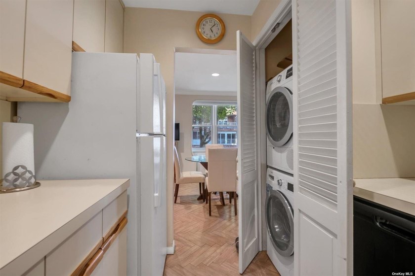 MOTIVATED SELLER! Spacious Junior 4 Coop Garden Apt in - photo 10